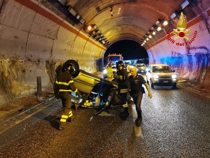 Incidente Stradale Sulla Palermo Messina Automobile Si Ribalta All