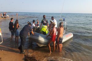 Agrigento, donna accusa malore alla Scala dei Turchi: portata via su un gommone della Guardia Costiera