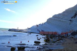 Agrigento, rotte le transenne per la Scala dei Turchi: turisti entrano rischiando la vita