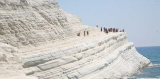 Scala dei turchi, turista francese cade e si frattura una gamba