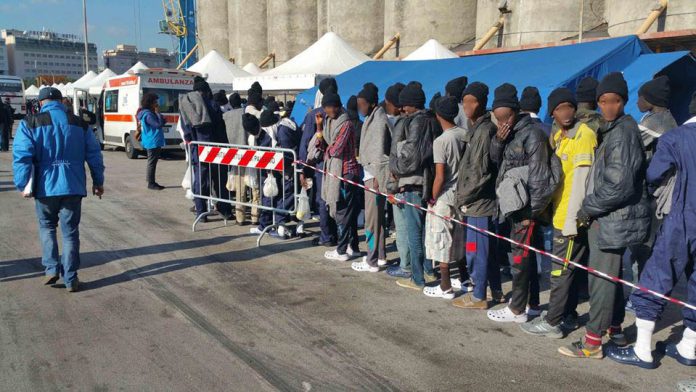 Migranti in fila negli Hotspot